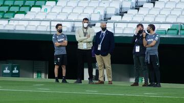 Borja Iglesias, junto a Antonio Cordón, antes del choque con el Atlético.