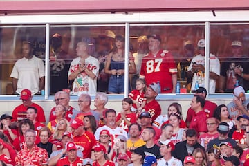 La cantante nacida en West Reading, un borough ubicado en el condado de Berks en el estado estadounidense de Pensilvania, ha vuelto a las gradas del Arrowhead Stadium para apoyar una temporada más a su novio, Travis Kelce y su amigo Patrick Mahomes durante el duelo entre Kansas City Chiefs y los Baltimore Ravens.