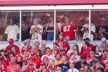 La cantante nacida en West Reading, un borough ubicado en el condado de Berks en el estado estadounidense de Pensilvania, ha vuelto a las gradas del Arrowhead Stadium para apoyar una temporada más a su novio, Travis Kelce y su amigo Patrick Mahomes durante el duelo entre Kansas City Chiefs y los Baltimore Ravens.