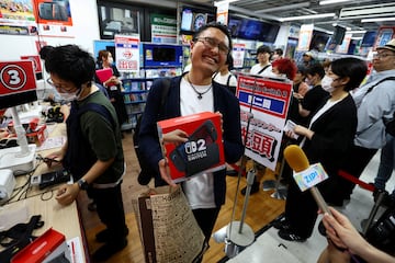 A customers holds his Nintendo Switch 2 game consoles as Nintendo starts selling the new consoles globally, at an electronics store in Tokyo, Japan June 5, 2025. REUTERS/Issei Kato TPX IMAGES OF THE DAY
