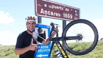 Óscar Pereiro posa en el cartel de la cima de Ancares, a 1.669 metros, y que será el desenlace de la octava etapa de La Vuelta 2024 tras ascender por una vertiente inédita, la leonesa. Una de las grandes subidas de esta edición.