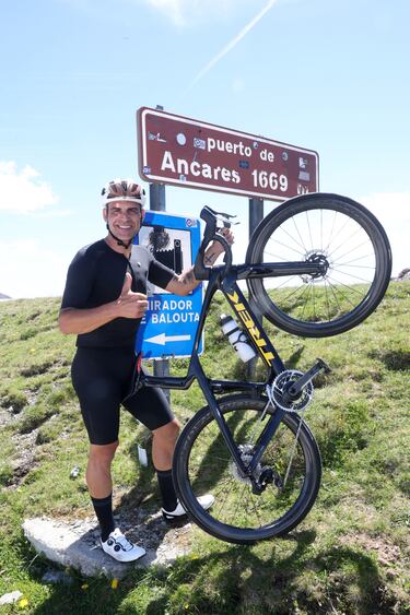 Óscar Pereiro posa en el cartel de la cima de Ancares, a 1.669 metros, y que será el desenlace de la octava etapa de La Vuelta 2024 tras ascender por una vertiente inédita, la leonesa. Una de las grandes subidas de esta edición.