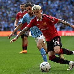 Why did Manchester United youngster Alejandro Garnacho choose to play for Argentina over Spain?