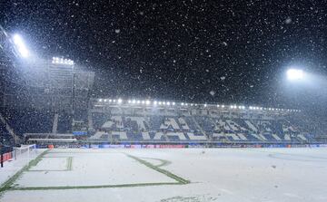 Un manto de nieve cubre el césped del estadio de Bérgamo.

