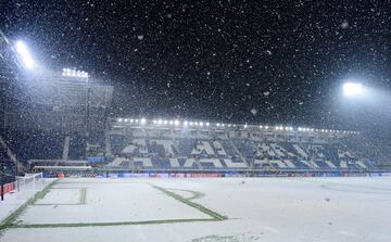 Un manto de nieve cubre el césped del estadio de Bérgamo.
