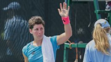 La española Carla Suárez saluda después de vencer en Miami.