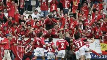 <b>EL GOL DEL ASCENSO.</b> Los jugadores celebraron con los aficionados desplazados hasta Ponferrada el gol que certificaba el ascenso.