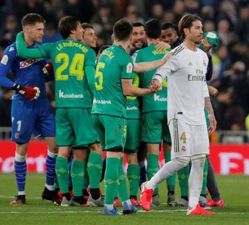 Los jugadores de la Real celebran su pase ante Ramos.