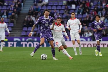 La camiseta está inspirada en la segunda equipación de las temporadas 1991/1992 y 1992/1993 del Real Valladolid, etapa marcada por el llamado “Real Valladolid de los colombianos”, con Pacho Maturana en el banquillo y figuras como Higuita, Valderrama y Leonel Álvarez. Aquel periodo trascendió lo deportivo, proyectando al club a nivel internacional y dejando imágenes icónicas como la escena entre Míchel y Valderrama en el Santiago Bernabéu. El diseño recupera la sublimación integral del escudo y su patrón geométrico rompedor, junto al corte oversize característico de los años 90 y la fidelidad cromática en violeta y blanco, reinterpretados con una mirada actual para reforzar el vínculo entre memoria, personalidad e identidad blanquivioleta.

