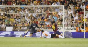 Tercera jornada de la Liga Bbva. Valencia - Barcelona. 0-2. Messi anota el segundo gol.