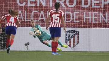 Sari Van Veenendaal para un penalti en Champions. 