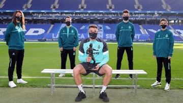 David López con el Trofeo Dani Jarque.