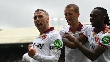 Jarrod Bowen, Tomas Soucek y Aaron Wan-Bissaka, jugadores del West Ham, celebran el gol anotado por el delantero inglés ante el Crystal Palace.