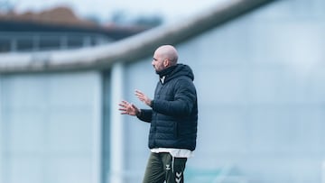 Claudio Giráldez, técnico del Celta, durante un entrenamiento en la Cidade Deportiva Afouteza.