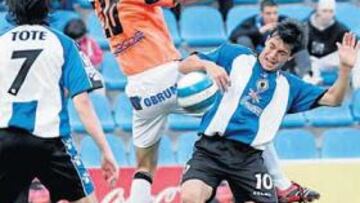 <b>MUCHA LUCHA. </b>Kike Mateo pelea por un balón con Zahínos en el centro del campo ante la atenta mirada de Tote.