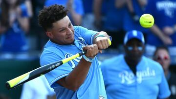 El joven quaterback de los Chiefs se convirtió en el jugador mejor pagado de su posición en la NFL, por lo que ahora se asocia con el club de MLB.