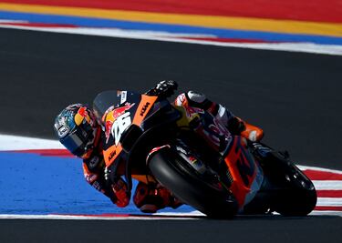 Dani Pedrosa durante la carrera al sprint del Gran Premio de San Marino de Moto GP. El piloto catalán, que se retiró en 2018, corre otro Gran Premio esta temporada subido a una KTM. Terminó en cuarta posición.