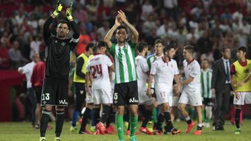 Adan y Petros saludan a la afici&oacute;n en el derbi