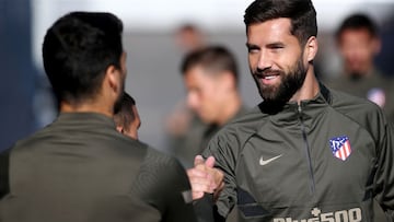 Felipe saluda a Luis Suárez en un entrenamiento del Atlético.