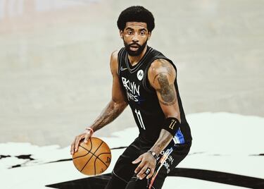 Habilidad infinita con el balón en las manos. El base debutó en la NBA con Cleveland Cavaliers como número uno del draft de 2011 y conquistó el anillo junto a LeBron James y Kevin Love en la mayor remontada de siempre en unas Finales contra los Golden State Warriors del 73-9: del 3-1 al 3-4. Ha sido siete veces all star (MVP en 2014) y mejor rookie del año. Tras su paso por Boston Celtics, ahora está en Brooklyn Nets… aparentemente: su negativa a vacunarse contra la COVID le ha dejado en el dique seco. 