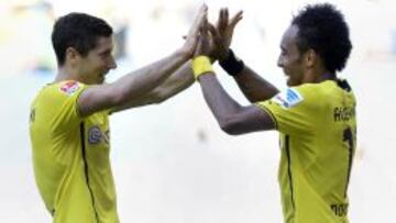 Lewandoski y Aubameyang celebran uno de los gol.