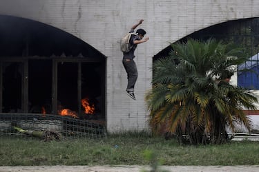A demonstrator jumps from the gate of the Parliament during a protest against corruption and the government’s decision to block several social media platforms, in Kathmandu, Nepal September 8, 2025. REUTERS/Navesh Chitrakar     TPX IMAGES OF THE DAY