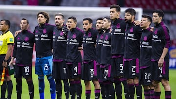 Jugadores de la Selecci&oacute;n Mexicana durante el Himno Nacional