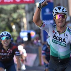 Gaviria es segundo en Foligno tras gran sprint con Sagan