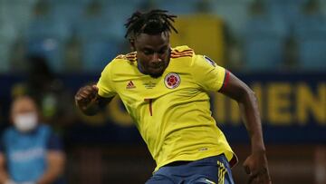 Duván Zapata en un partido de la Selección Colombia