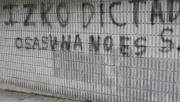 <b>PINTADAS CON FIRMA</b> Las pintadas llevaban la firma del grupo Indar Gorri. Fueron borradas por operarios de las instalaciones de Tajonar.