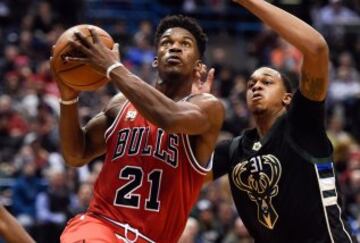 Jimmy Butler lanza ante John Henson.