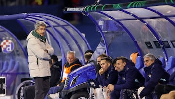 Pellegrini, junto a su banquillo.