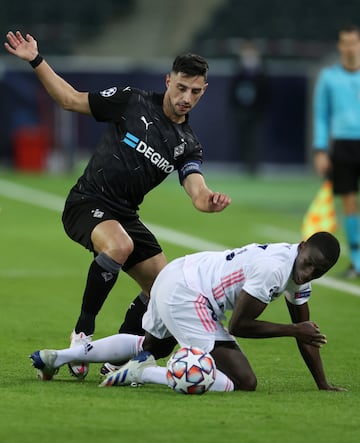  Ferland Mendy y Lars Stindl.