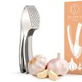 Esta prensa corta el ajo en trozos pequeños con el peso corporal