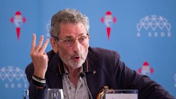 Carlos Mouri&ntilde;o gesticula durante una rueda de prensa en la sede del club vigu&eacute;s.