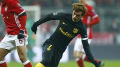 Football Soccer - Bayern Munich v Atletico Madrid - UEFA Champions League Group Stage - Group D - Allianz Arena, Munich, Germany - 06/12/16 - Bayern Munich&#039;s Thiago Alcantara in action with Atletico Madrid&#039;s Antoine Griezmann .    REUTERS/Ralph Orlowski