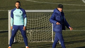 El delantero neerland¨¦s del Atl¨¦tico de Madrid, Memphis Depay (i) y el entrenador Diego Pablo Simeone (d), durante un entrenamiento en la Ciudad Deportiva Wanda de Majadahonda