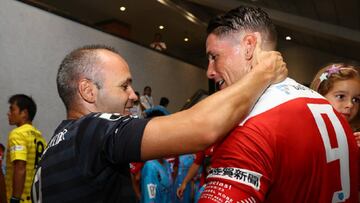 El jugador del Sagan Tosu Fernando Torres se abraza con el jugador del Vissel Kobe Andr¨¦s Iniesta.