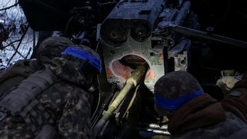 Servicemen of 13th Operative Purpose Brigade 'Khartiia' of the National Guard of Ukraine fire a Giatsint-B howitzer towards Russian troops at a position on a front line, amid Russia's attack on Ukraine, in Kharkiv region, Ukraine January 6, 2025. REUTERS/Sofiia Gatilova