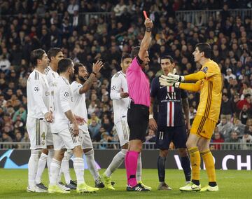 La jugada del VAR. El ¨¢rbitro Artur Dias expuls¨® a Courtois.