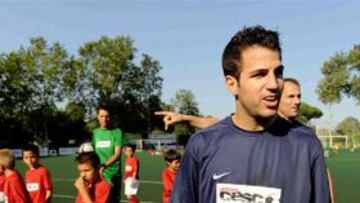 CAMPUS CON NIÑOS. En sus vacaciones, el futbolista del Arsenal ha realizado un entrenamiento con chavales del Campus Fábregas.