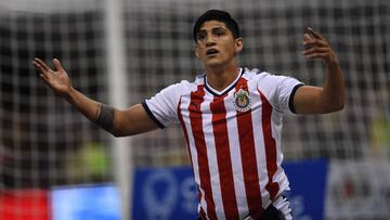 El atacante mexicano sufrió una lesión en el isquiotibial de su pierna derecha después del Clásico Nacional. Carlos Salcido y Jair Pereira estarían listos.