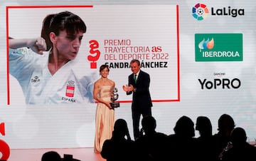 La karateca Sandra Sánchez recibe el trofe que le entrega Aitor Mosso, director del negocio clientes de Iberdrola.