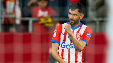 GIRONA, 20/04/2024.- El centrocampista del Girona CF Iván Martín celebra tras anotar un gol, el segundo de su equipo, durante el partido de la jornada 32 de LaLiga EA Sports disputado entre el Girona CF y el Cádiz CF, hoy sábado en el estadio municipal de Montilivi de Girona. EFE/Siu Wu
