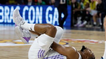 El ala-pívot francés del Real Madrid Guerschon Yabusele se duele en el suelo durante el encuentro correspondiente a la fase regular de la EuroLiga disputado ante el Zargiris en el WiZink Center.