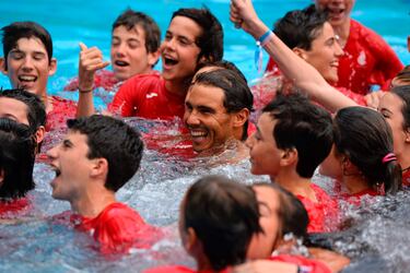 Rafa Nadal dándose un chapuzón en la piscina del Real Club de Tenis de Barcelona con recogepelotas después de derrotar al tenista austríaco Dominic Thiem en la final de 2017. 