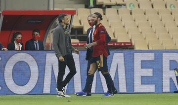 Luis Enrique con Sergio Ramos tras ser sustituido por lesión.