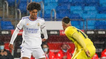 Peter Federico encara a Tasende en la acci&oacute;n del 1-1 del Castilla.