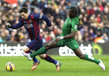 El delantero argentino del FC BArcelona Lionel Andrés Messi y el centrocampista del Levante Papakouly Diop, durante el partido de la vigésimo tercera jornada de liga de Primera División.