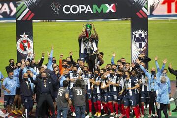 Después de que la final copera se postergara a causa de la pandemia por coronavirus, Rayados se impuso por marcador global de de 2-1 ante Xolos, levantando el título en el Gigante de Acero. 